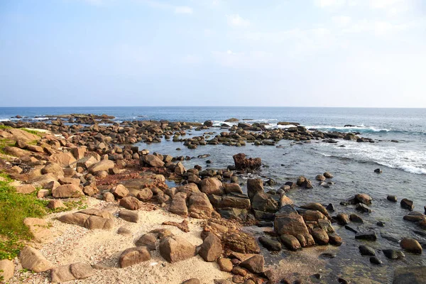 Великі камені в Індійському океані — стокове фото