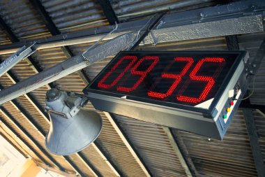 Tren istasyonunda elektronik saat