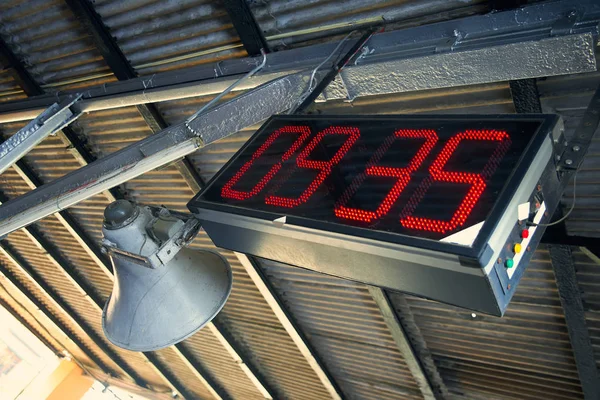 Elektronische Uhr am Bahnhof — Stockfoto