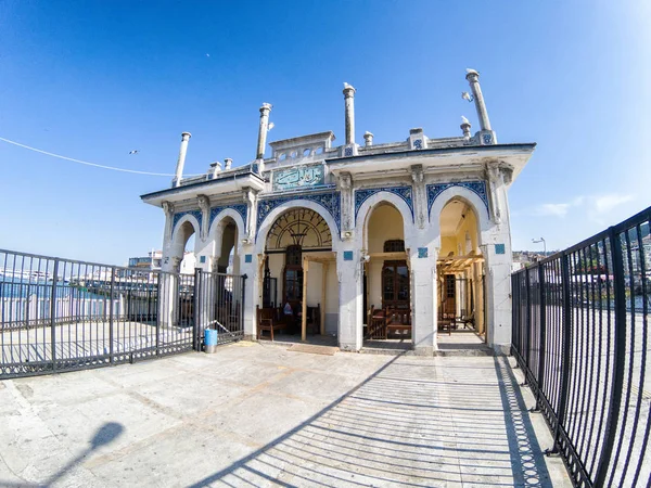 Pequeño edificio antiguo, puerto de Adalar —  Fotos de Stock