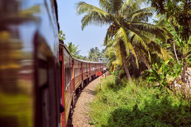 Eski tren küçük yük arabalar
