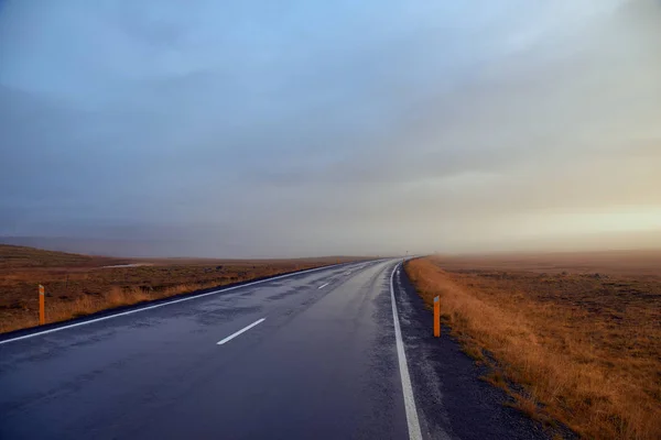 Carretera brumosa en Islandia — Foto de Stock