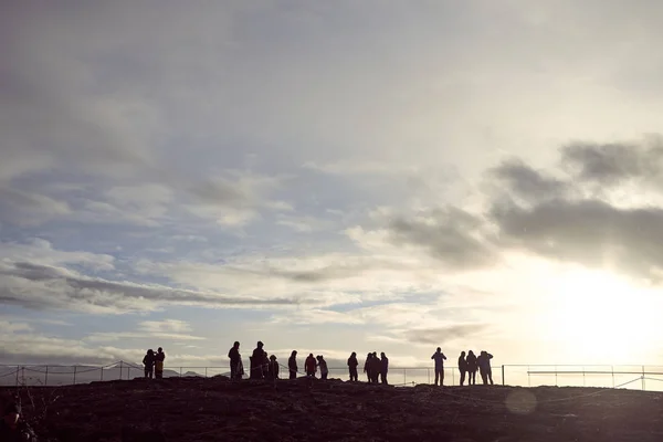 アイスランドの朝の空を背景にした人々 — ストック写真