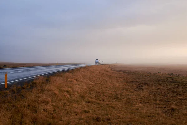 İzlanda'da sisli yol — Stok fotoğraf