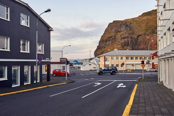 Vestmannaeyjar est une ville au large de la côte sud de l'Islande . — Photo
