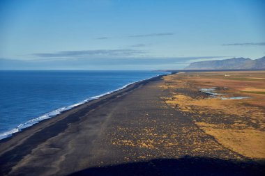 İzlanda'daki Atlas Okyanusu kıyısında