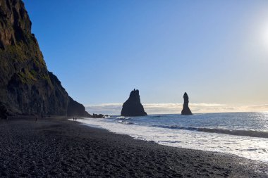 İzlanda'daki Atlas Okyanusu kıyısında