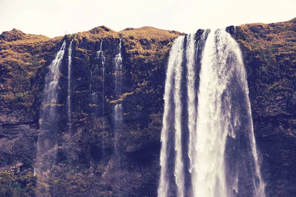 Красивый водопад Seljalandsfoss — стоковое фото