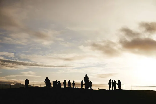アイスランドの朝の空を背景にした人々 — ストック写真