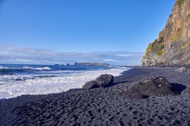 İzlanda'daki Atlas Okyanusu kıyısında
