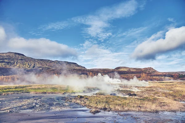 Geysir parkerar på Island i höst — Stockfoto