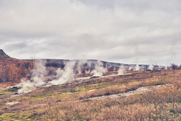 Geysir parkerar på Island i höst — Stockfoto