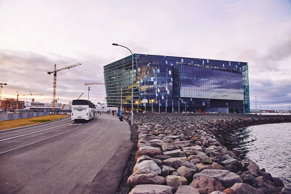 Harpa is een concertzaal en conferentiecentrum in Reykjavik, IJsland.. — Stockfoto