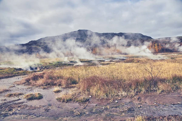 Geysir parkerar på Island i höst — Stockfoto