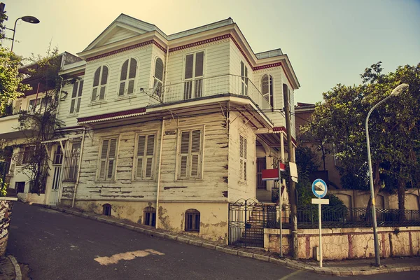Istanbul'daki eski ahşap ev — Stok fotoğraf