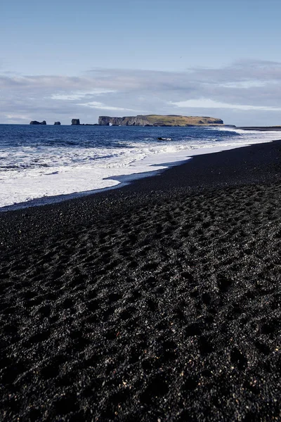 İzlanda'daki Atlas Okyanusu kıyısında