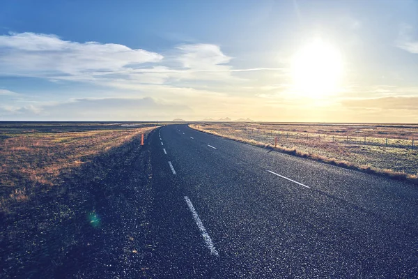 İzlanda'da asfalt yol