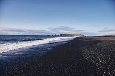 İzlanda'daki Atlas Okyanusu kıyısında