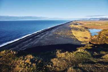 İzlanda'daki Atlas Okyanusu kıyısında