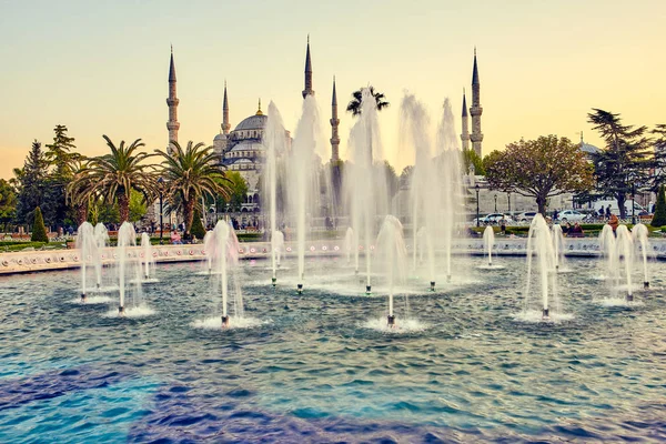 Brunnen und Sultan-Ahmed-Moschee — Stockfoto