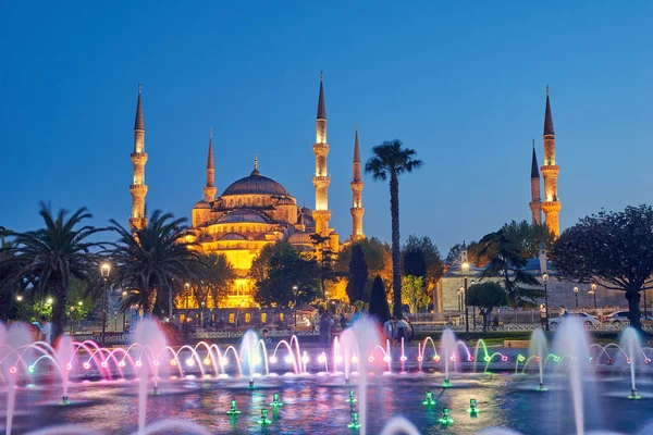 Brunnen und Sultan-Ahmed-Moschee — Stockfoto