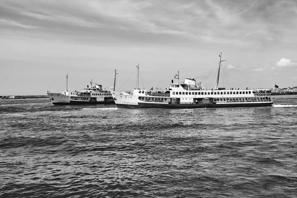 El barco transporta pasajeros a lo largo del estrecho del Bósforo —  Fotos de Stock