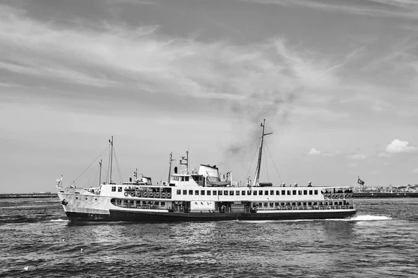 船运载乘客沿博斯普鲁斯海峡海峡 — 图库照片