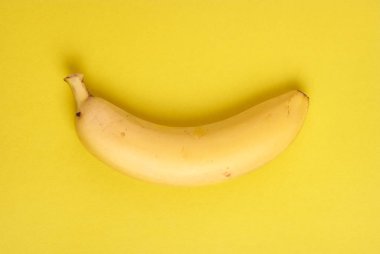 sarı arkaplanda muz