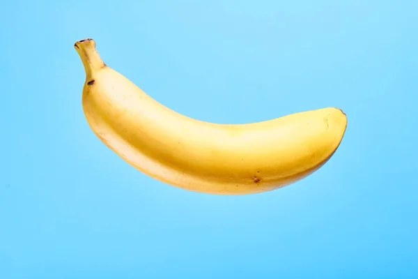 Banane sur fond bleu — Photo