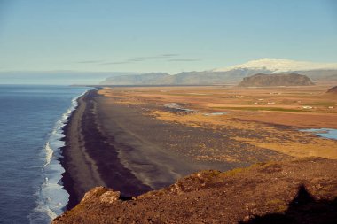 İzlanda'daki Atlas Okyanusu kıyısında