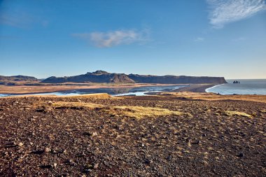 İzlanda'daki Atlas Okyanusu kıyısında