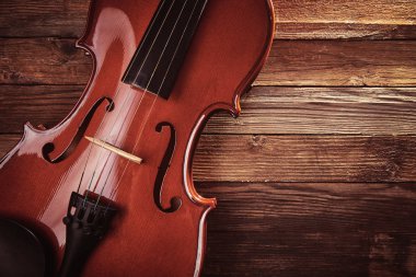 Keman ahşap arka plan üzerinde