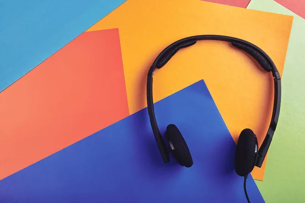 Écouteurs sur un fond multicolore — Photo