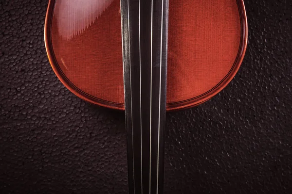 Violino sobre fundo preto — Fotografia de Stock