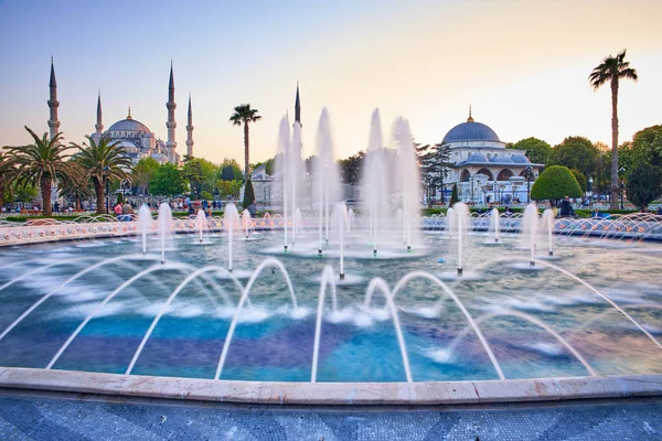 Brunnen und Sultan-Ahmed-Moschee — Stockfoto