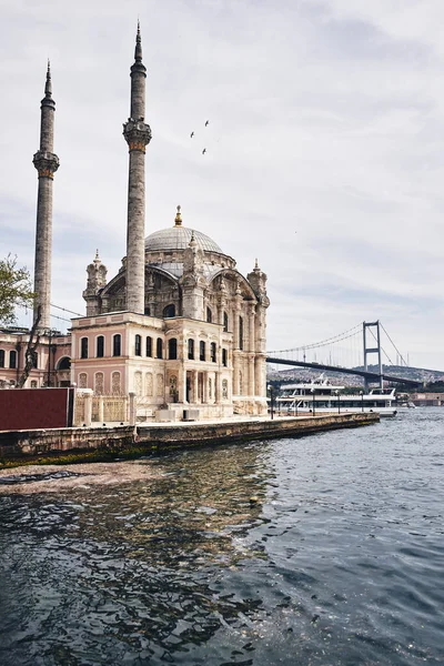 Ortakoy w Istanbul, Turcja. — Zdjęcie stockowe