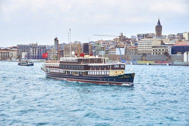 İstanbul'un arka planında gemi