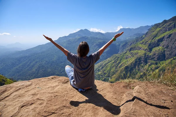 La chica en la cima de la montaña — Foto de Stock