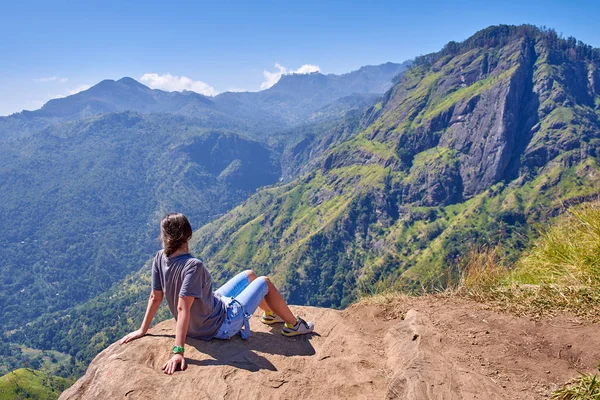 Kız dağın zirvesinde
