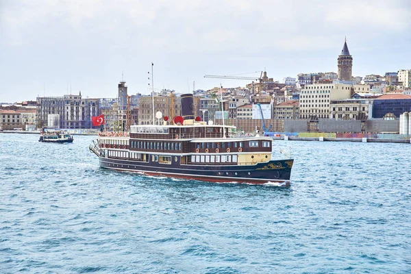 Ship in the background of Istanbul — Stock Photo, Image