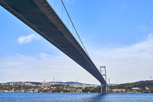 Boğaziçi Köprüsü Istanbul'da iki banka bağlanır — Stok fotoğraf