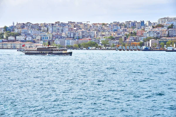 Schiff im Hintergrund von Istanbul — Stockfoto