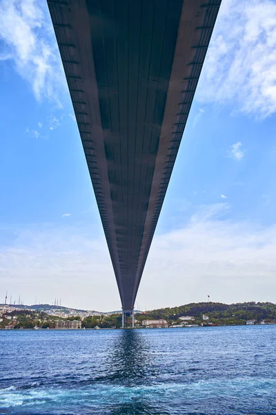 Bosphorus Bridge connects two banks in Istanbul — Stock Photo, Image