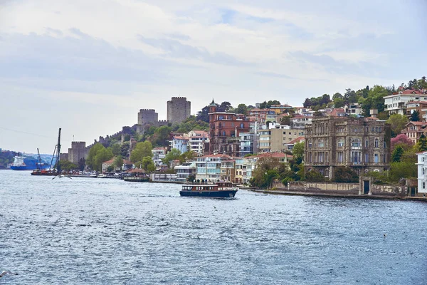 イスタンブールを背景に船 — ストック写真