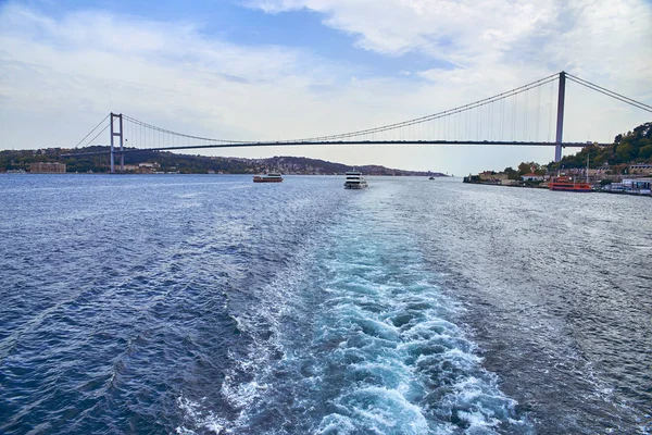 Ponte sul Bosforo collega due banche a Istanbul — Foto Stock