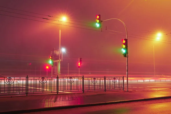 Светофор ночью — стоковое фото