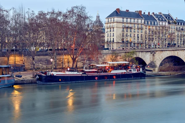 Vista do dique em Paris, França — Fotografia de Stock