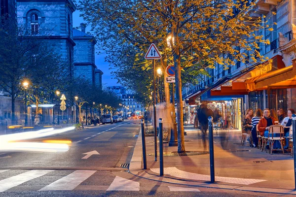 Ruas turísticas em Paris à noite — Fotografia de Stock