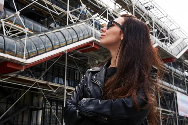 A girl  in front of the Pompidou Center — Stock Photo, Image