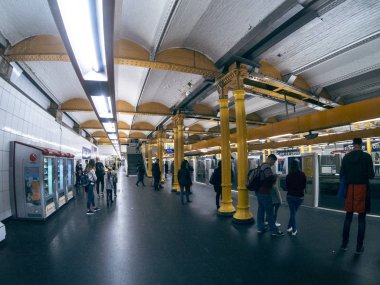 Yolcular metroyu bekliyor